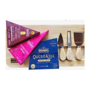 Pack Navideño 10 — Tres Quesos con Tabla Grande y Set de Cuchillos Pack Navideño 10 — Tres Quesos con Tabla Grande y Set de Cuchillos de Mr. Cheese: Queso Azul Andean Blue 125 g, Parmesano 125 g, Queso Maduro de Cabra tipo Manchego 150 g y tabla de bambú grande con 3 cuchillos