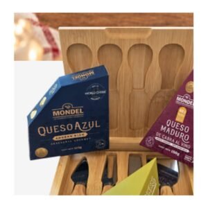 Pack Navideño 11 — Tres Quesos con Set de Cuchillos en Caja de Madera Pack Navideño 11 — Tres Quesos con Set de Cuchillos en Caja de Madera de Mr. Cheese: Queso Azul Andean Blue 125 g, Maduro de Cabra al Vino tipo Manchego 150 g, Maduro tipo Gruyere 250 g y set de 4 cuchillos en caja de madera