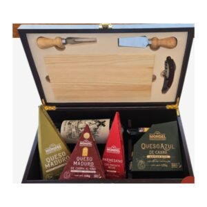 Pack Navideño 13 — Cava Premium con Cuatro Quesos, Tabla y Vino Pack Navideño 13 — Cava Premium con Cuatro Quesos, Tabla y Vino de Mr. Cheese: Azul de Cabra Andean Blue 125 g, Maduro de Cabra al Vino 150 g, Gruyere 250 g, Parmesano con Pimienta Negra 125 g, botella de vino, tabla, sacacorchos y cava de madera