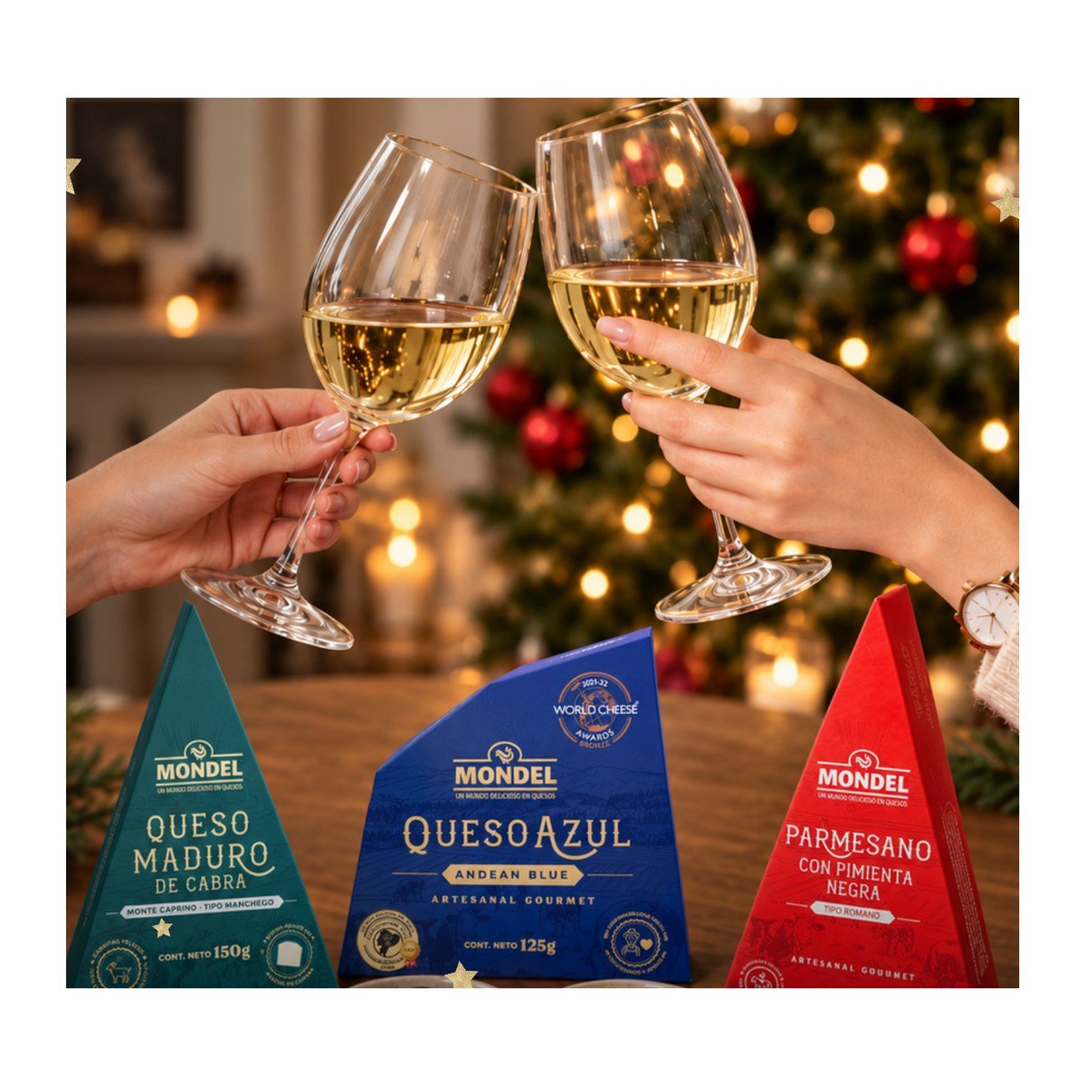 Pack Navideño 14 — Tres Quesos en Caja de Regalo de Mr. Cheese: Queso Azul Andean Blue 125 g, Queso Maduro de Cabra tipo Manchego 150 g y Parmesano con Pimienta Negra 125 g, servidos en una mesa navideña
