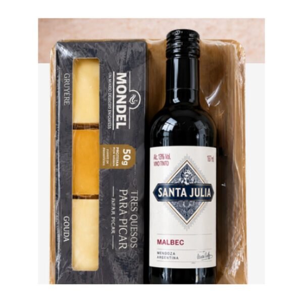 Pack Navideño 5 — Selección Silver con Vino Malbec Pack Navideño 5 — Selección Silver con Vino Malbec de Mr. Cheese: Selección Silver de gruyere, cheddar y gouda 225 g, vino Malbec Santa Julia, tabla de bambú y cuchillo